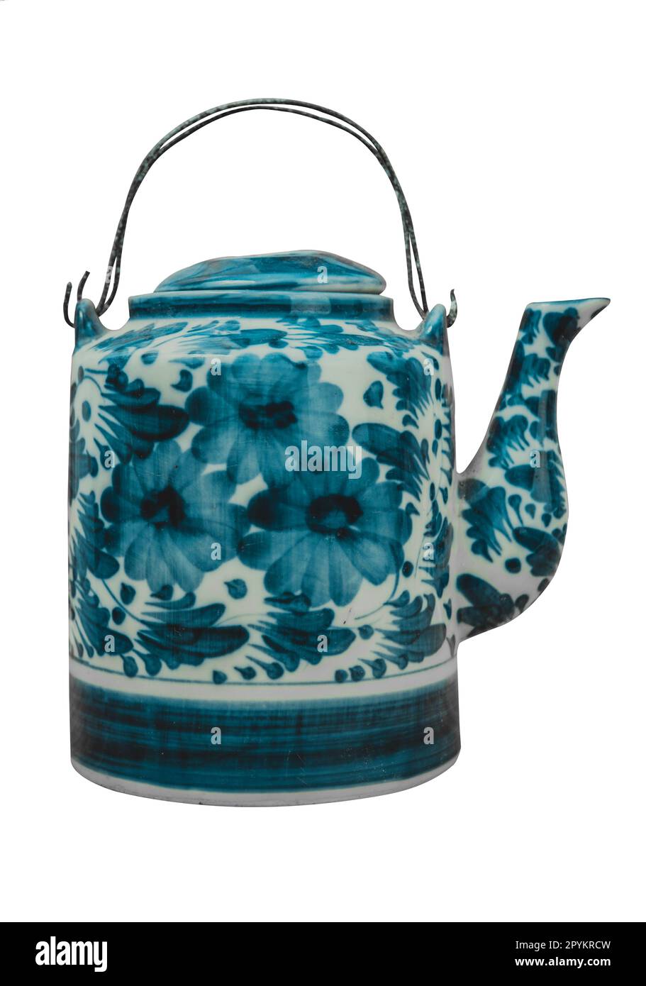 Teiera in porcellana cinese antica, con tè verde sul fondo bianco. Tracciato di ritaglio Foto Stock