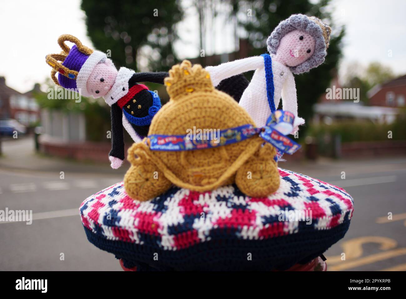 A Manchester, Regno Unito, è stato visto un topper a maglia per la incoronazione del re CharlesIII. Credit: Jon Super/Alamy Live News. Foto Stock