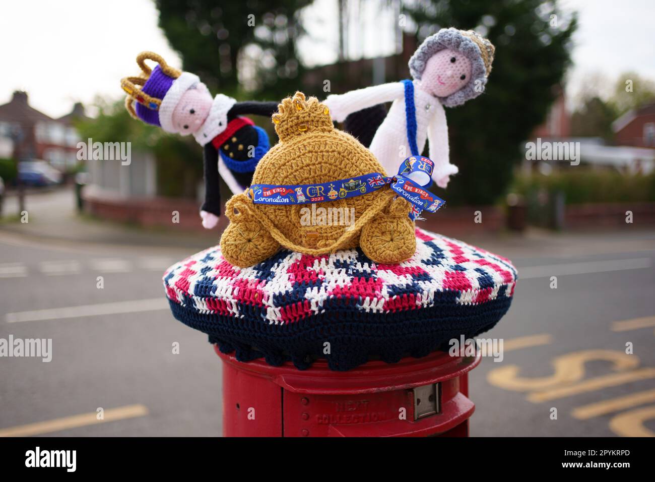A Manchester, Regno Unito, è stato visto un topper a maglia per la incoronazione del re CharlesIII. Credit: Jon Super/Alamy Live News. Foto Stock