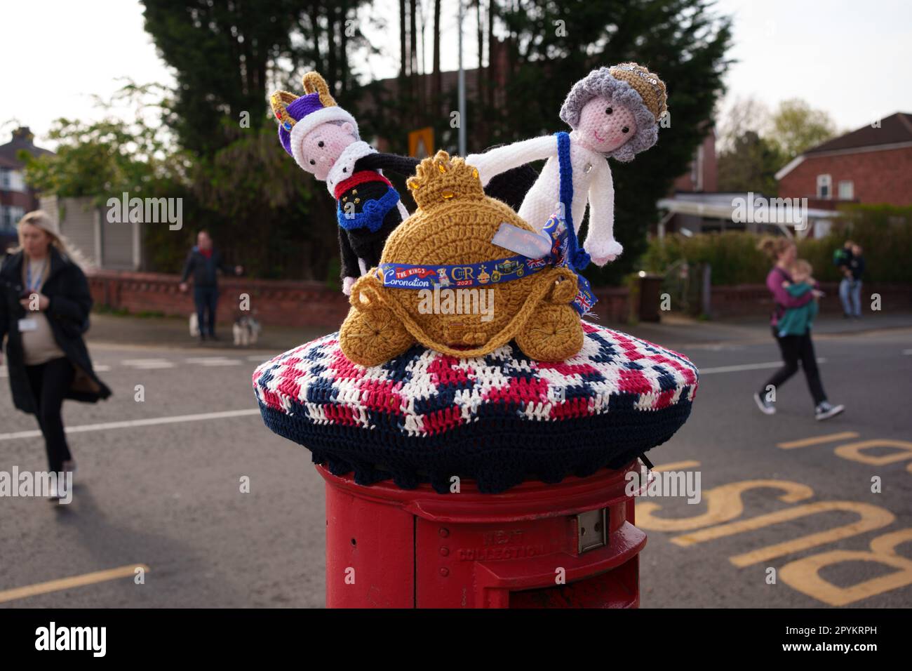 A Manchester, Regno Unito, è stato visto un topper a maglia per la incoronazione del re CharlesIII. Credit: Jon Super/Alamy Live News. Foto Stock