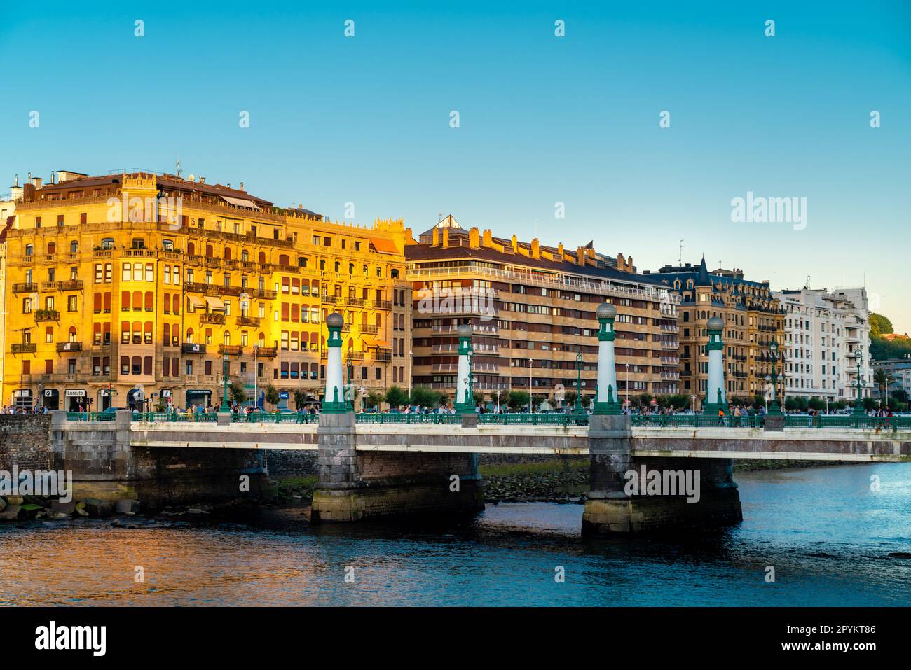 Vista del ponte Kursaal zubia, nel centro storico della città. Colori del tramonto. Foto Stock