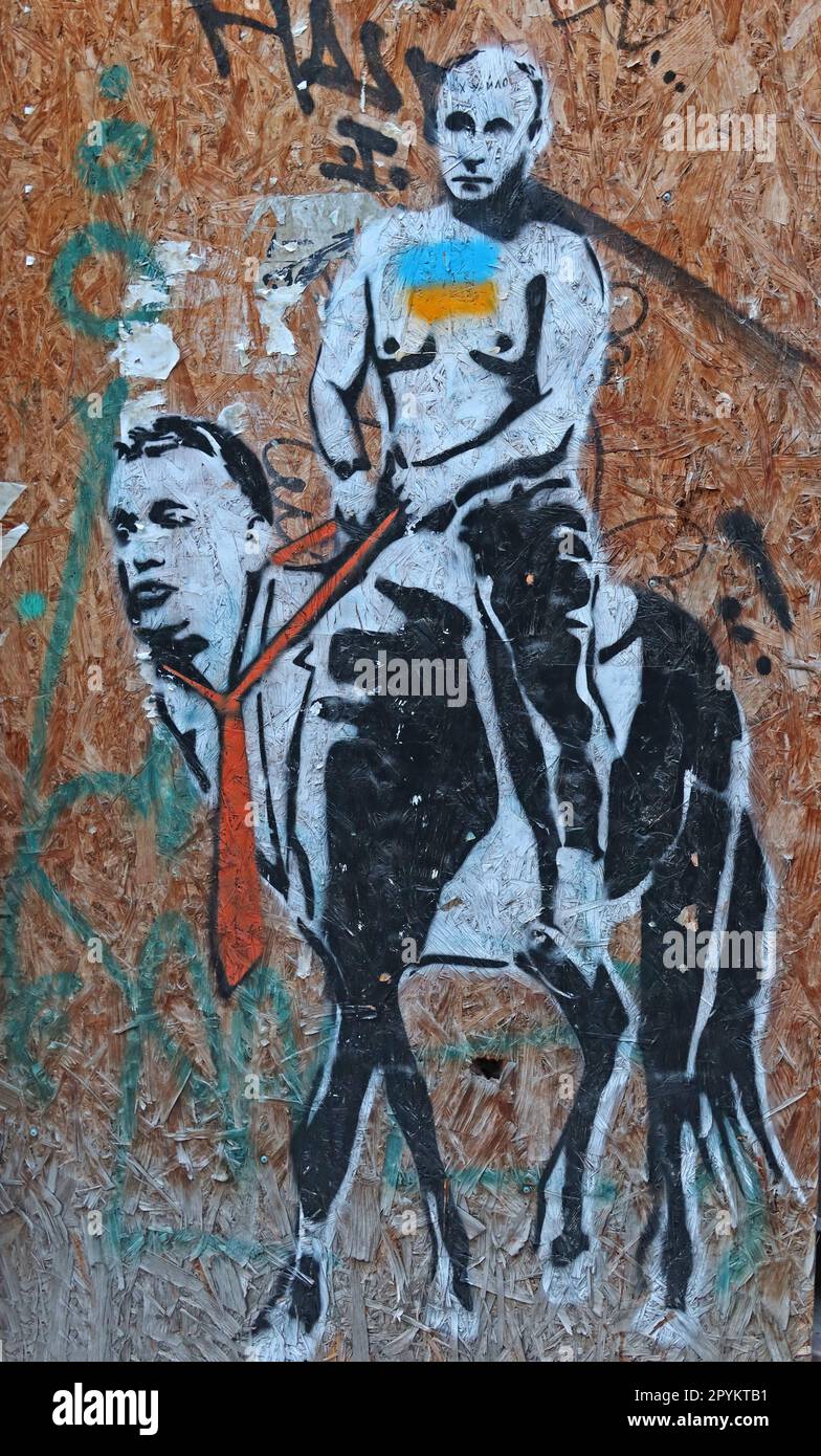 Il cavallo di troia di Vladimir Putin nell'UE, Victor Orban - Graffiti dal centro di Budapest, Naked Putin cavalca Orban come un cavallo, vincolato dalla sua cravatta Foto Stock