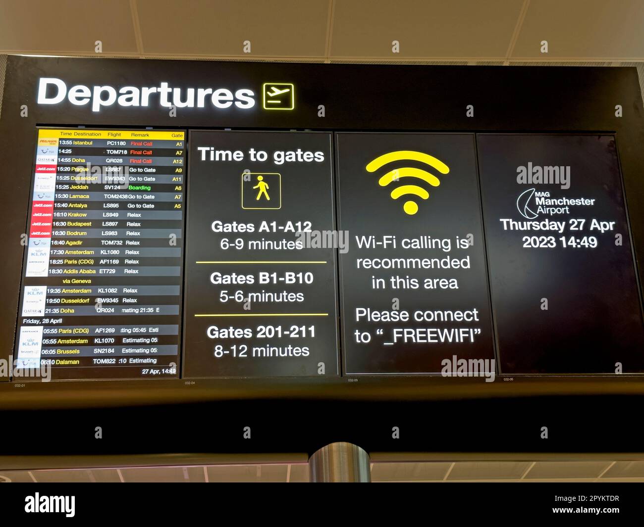 Display partenze aeroporto, nell'area cancelli, aeroporto internazionale di Manchester, Inghilterra, Regno Unito, M90 1QX - wifi gratuito Foto Stock