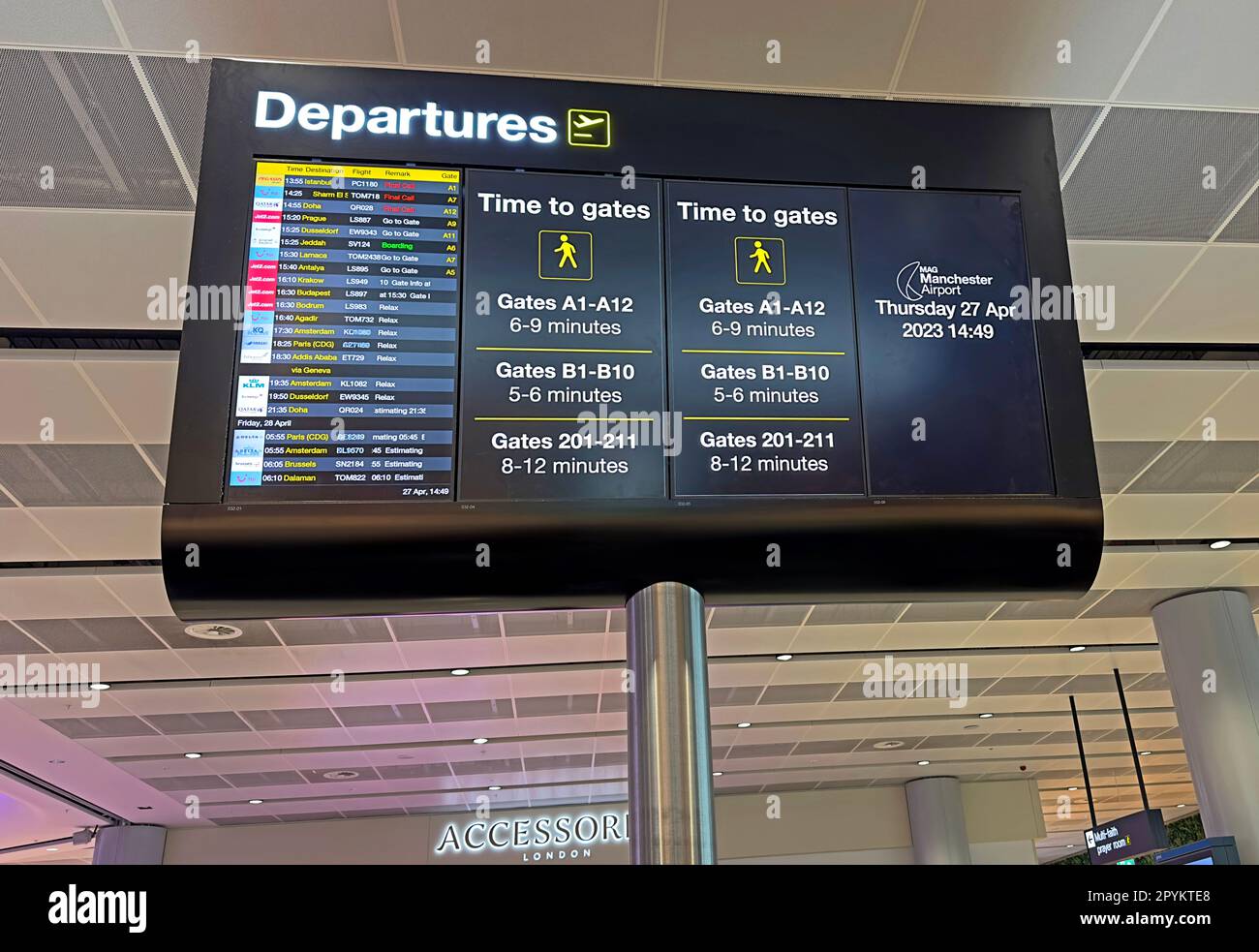 Display partenze aeroporto, nell'area cancelli, aeroporto internazionale di Manchester, Inghilterra, Regno Unito, M90 1QX - wifi gratuito Foto Stock