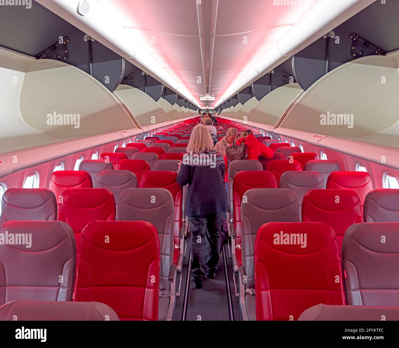 All'interno di un velivolo charter Jet2, imbarco lungo la corsia Foto Stock