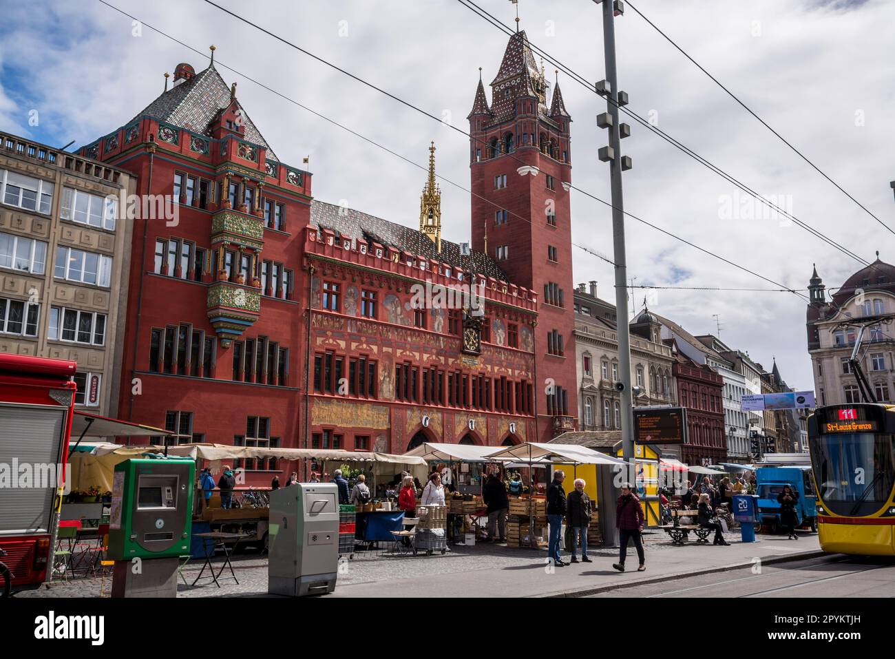 Municipio o Rathaus presso la piazza del mercato di Basilea, nel centro storico, in Svizzera Foto Stock