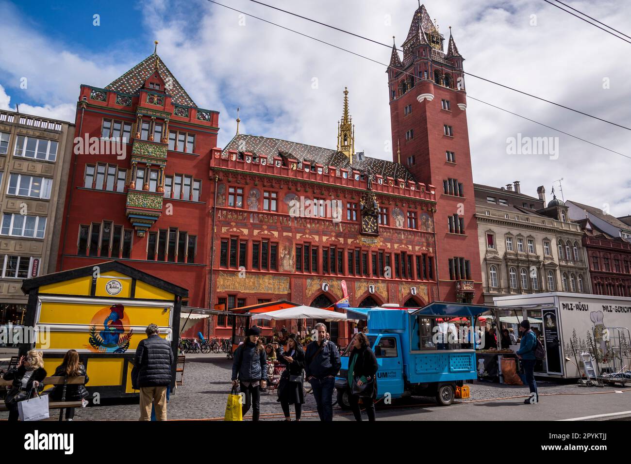Municipio o Rathaus presso la piazza del mercato di Basilea, nel centro storico, in Svizzera Foto Stock