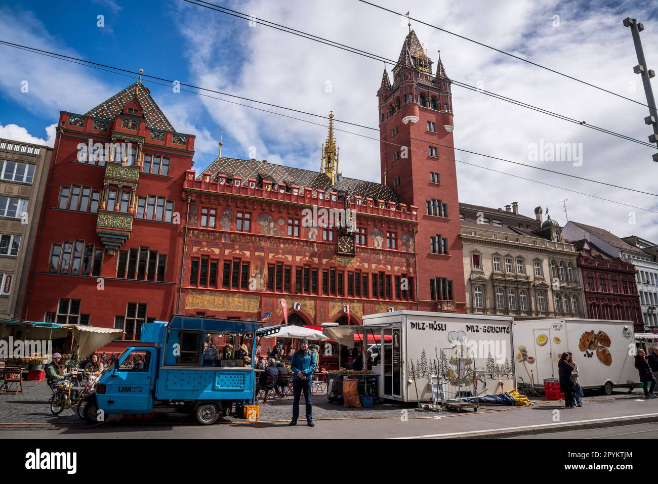 Municipio o Rathaus presso la piazza del mercato di Basilea, nel centro storico, in Svizzera Foto Stock