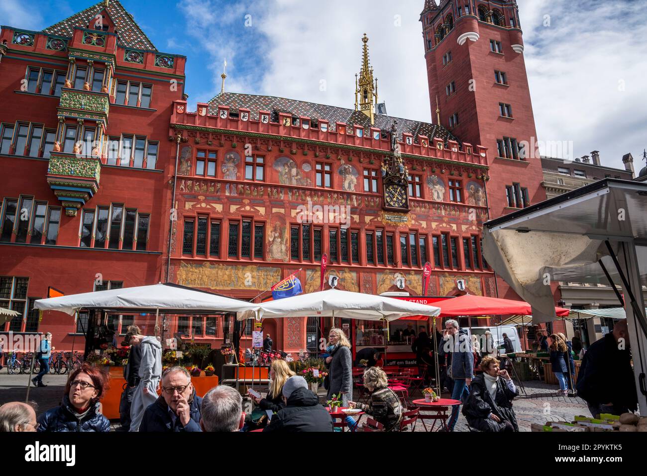 Municipio o Rathaus presso la piazza del mercato di Basilea, nel centro storico, in Svizzera Foto Stock