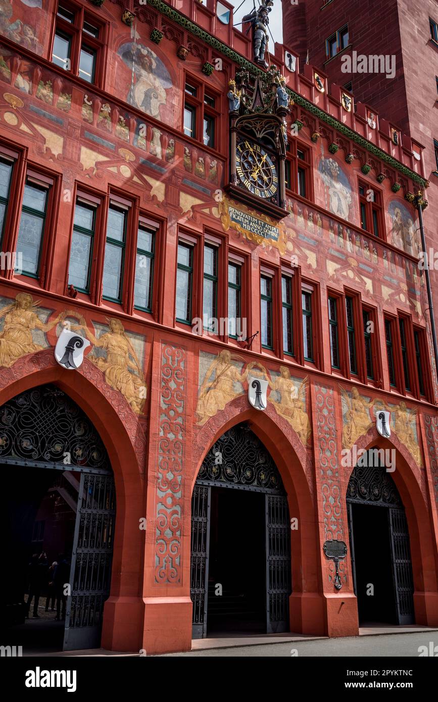 Municipio o Rathaus presso la piazza del mercato di Basilea, nel centro storico, in Svizzera Foto Stock