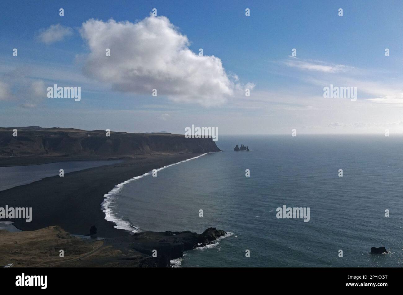 Reynisfjara spiaggia di sabbia nera sulla costa meridionale dell'Islanda. Foto Stock