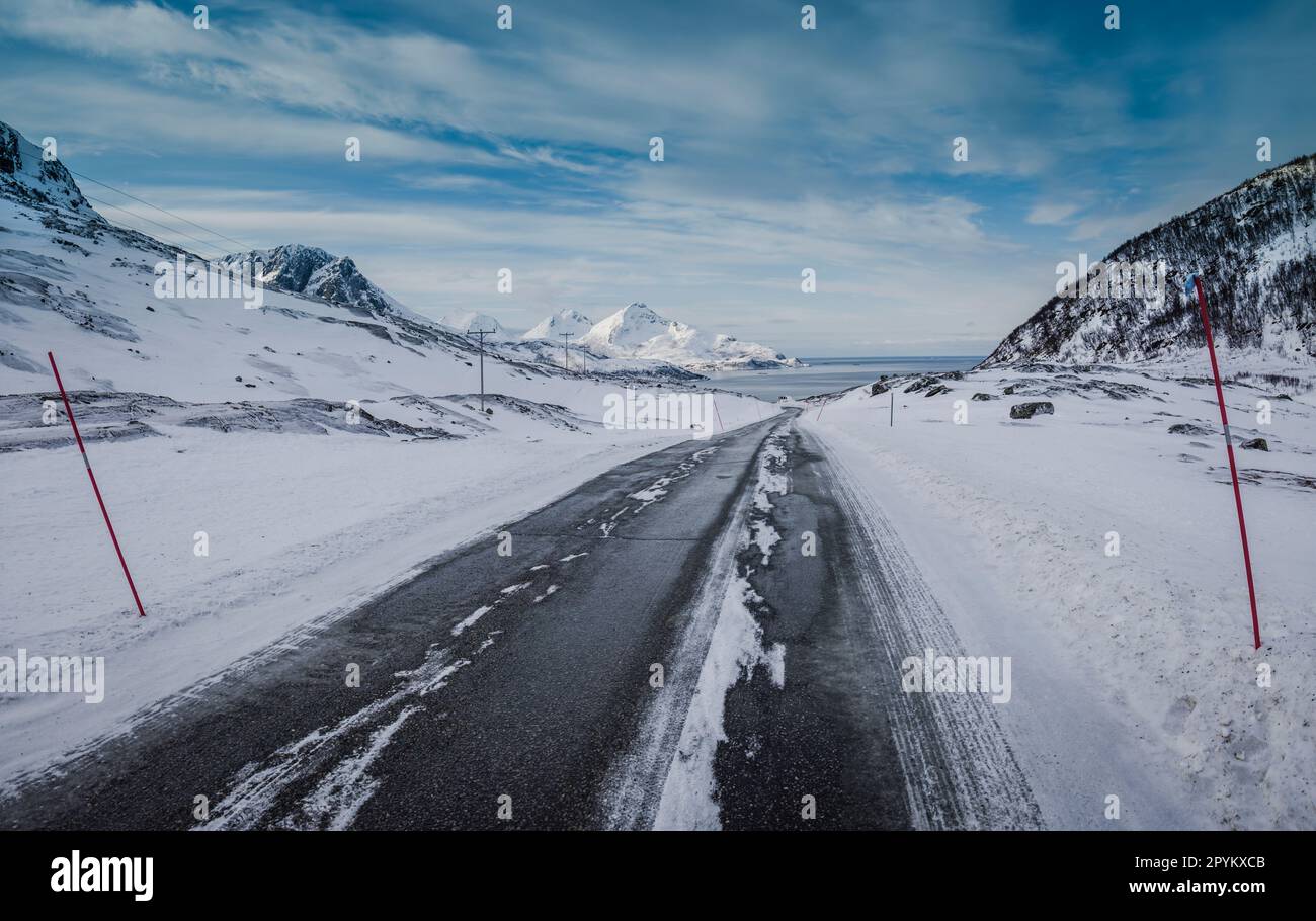 Condizioni di guida invernali Grotfjorden, vicino a Tromso nella Norvegia artica. Foto Stock