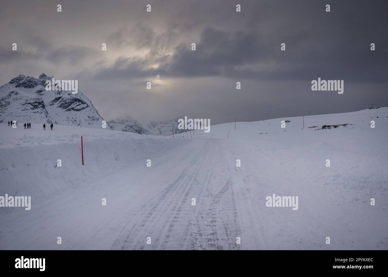 Condizioni di guida invernali Grotfjorden, vicino a Tromso nella Norvegia artica. Foto Stock