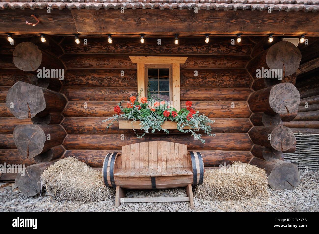 Panca rustica in legno in villaggio in una bella giornata estiva Foto Stock
