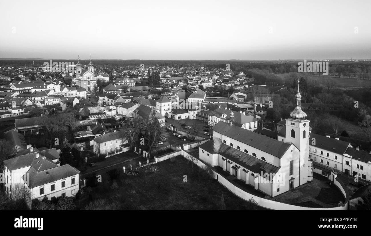 Città di Stara Boleslav con Basilica di San Venceslao e Chiesa dell'Assunzione di Maria, Repubblica Ceca. Vista aerea dal drone. Fotografia in bianco e nero. Foto Stock