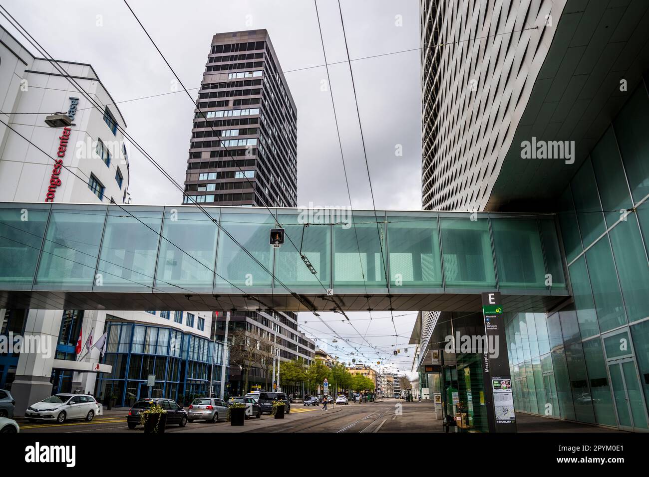 Il nuovo centro fieristico di Basilea, il nuovo edificio fieristico Messe Basel, è uno dei punti di riferimento più recenti della città. La caratteristica architettonica urbana centrale del Foto Stock