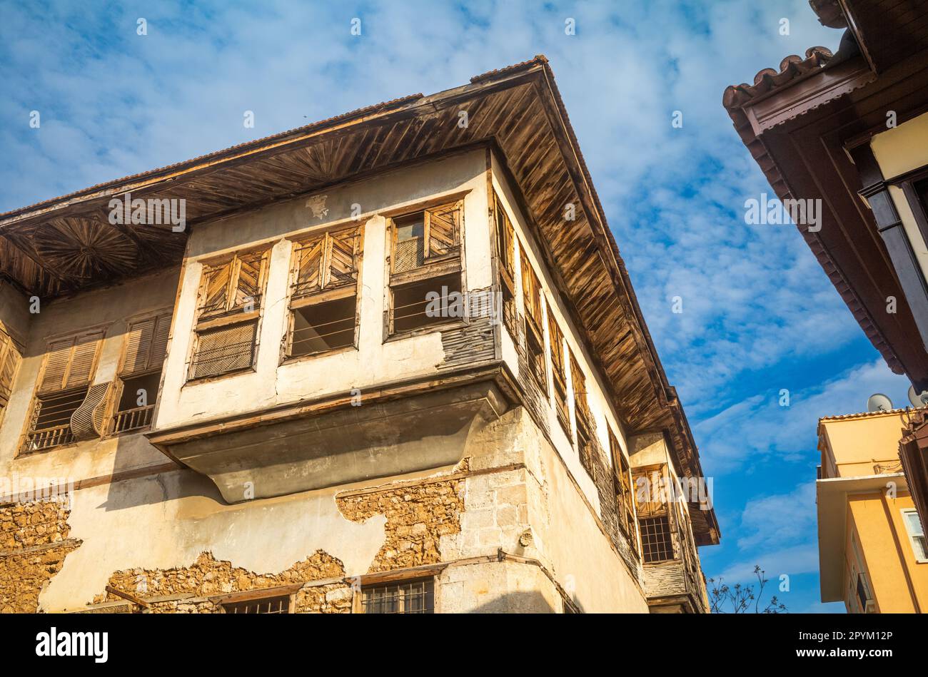 Una fotografia di una fatiscente casa in stile ottomano nel centro storico di Kalechi ad Antalya rivela la gloria sbiadita di un'epoca passata. Il tetto a sbalzo e legno Foto Stock