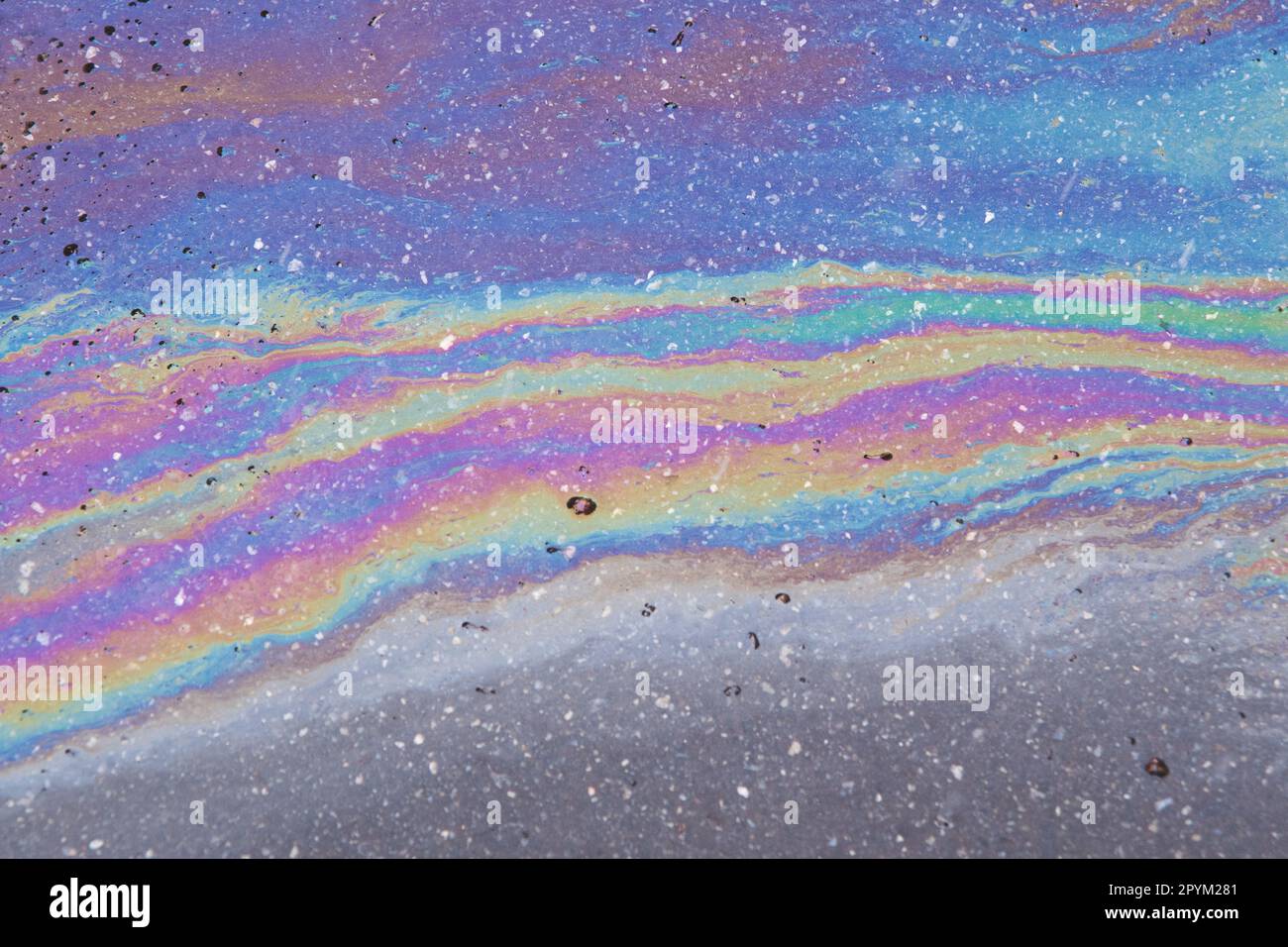 Umore. Benzina versata sul pavimento. Immagine di sfondo dello spazio. Foto Stock