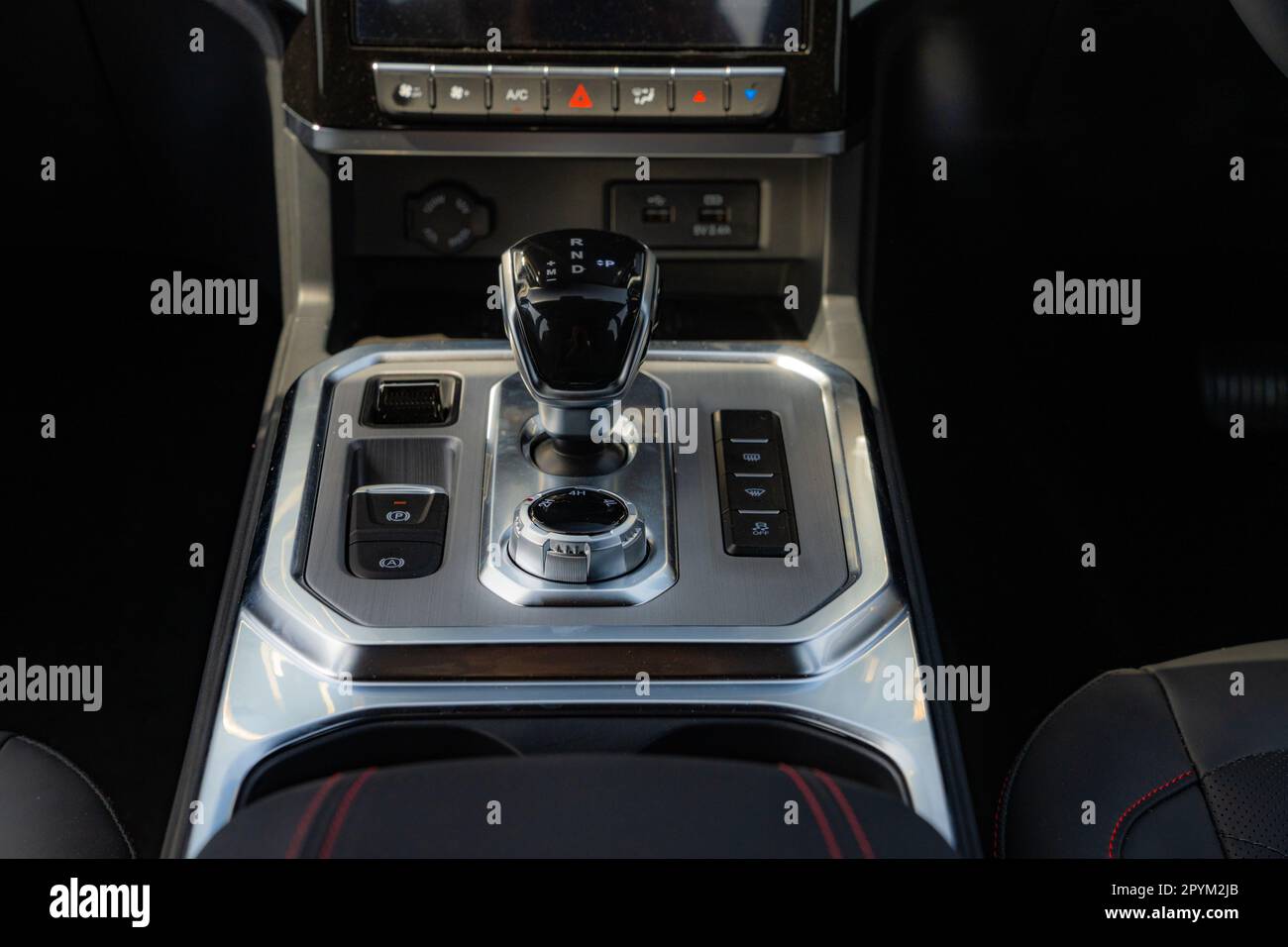 Provincia di Anhui, Cina – 17042023: Selettore di trasmissione automatica di un pick-up JAC T9 con guida a destra e specifiche per il Sudafrica. Foto Stock