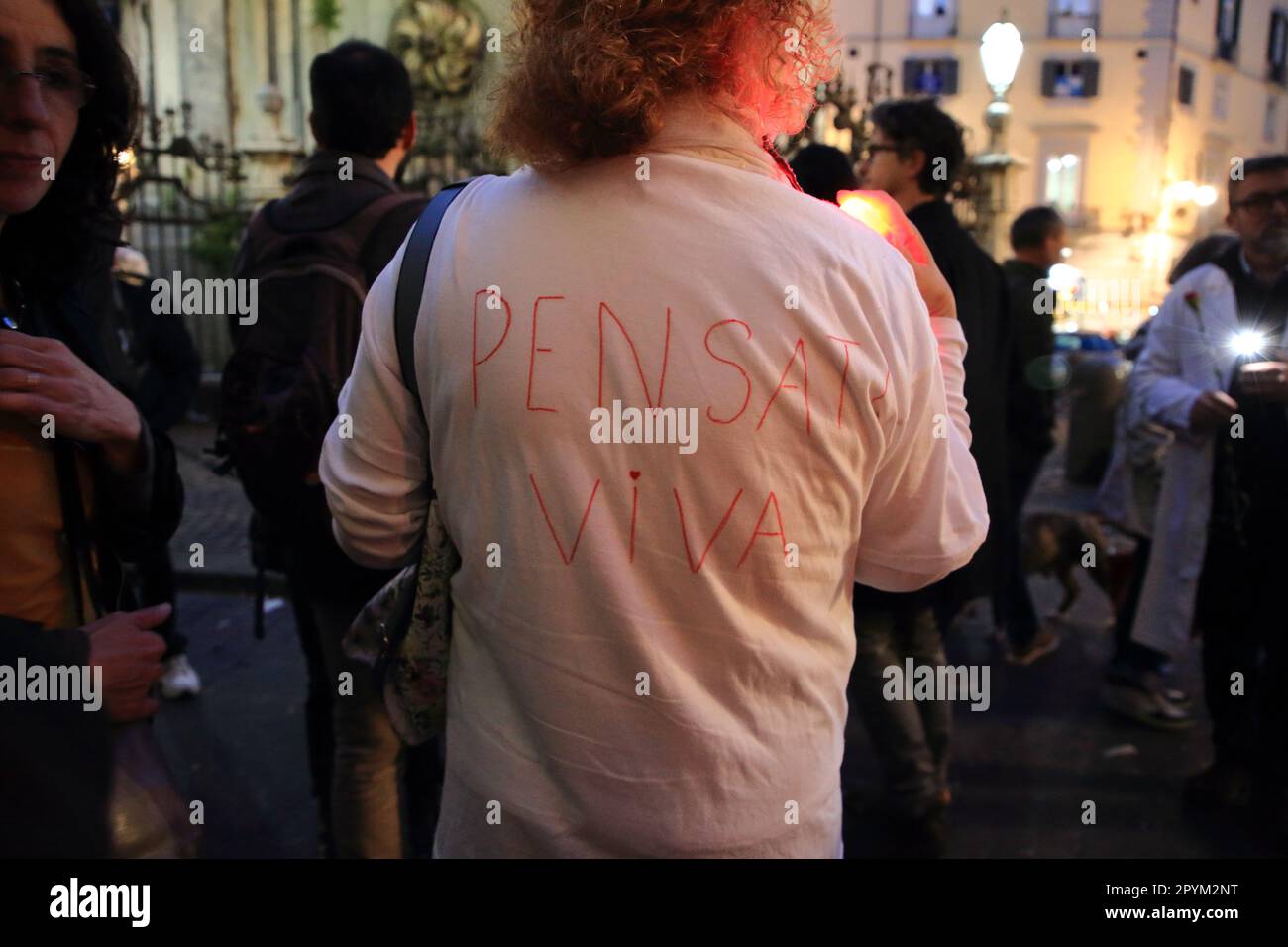 Napoli, Campania, Italia. 3rd maggio, 2023. Medici che assistono ad una processione a lume di candela in memoria della loro collega Barbara Capovani, uccisa a Pisa da un ex paziente del dipartimento di psichiatria. (Credit Image: © Pasquale Senatore/Pacific Press via ZUMA Press Wire) SOLO PER USO EDITORIALE! Non per USO commerciale! Foto Stock