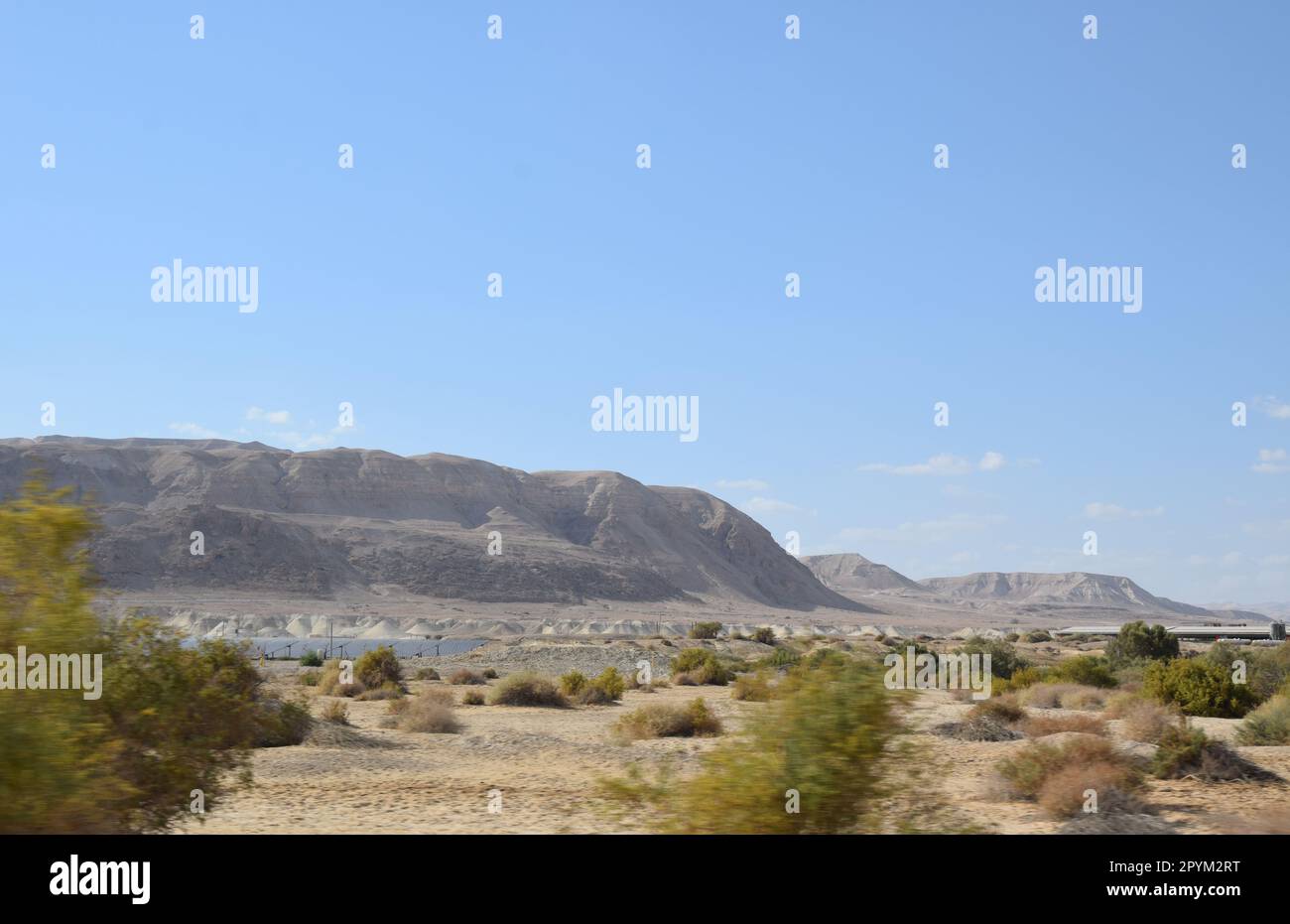 Guida verso sud sulla Route 90 verso il Mar Morto attraverso il paesaggio arido del deserto nelle West Banks, Palestina e Israele Foto Stock