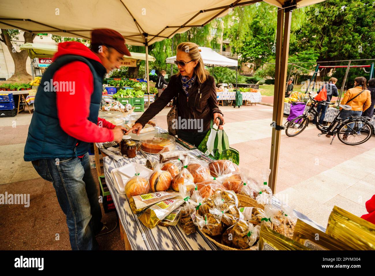 Mercado ecologico al aire libre, Plaza des Patins - plaza Bisbe Berenguer de Palou- . Palma. Mallorca.Islas Baleares. Spagna. Foto Stock