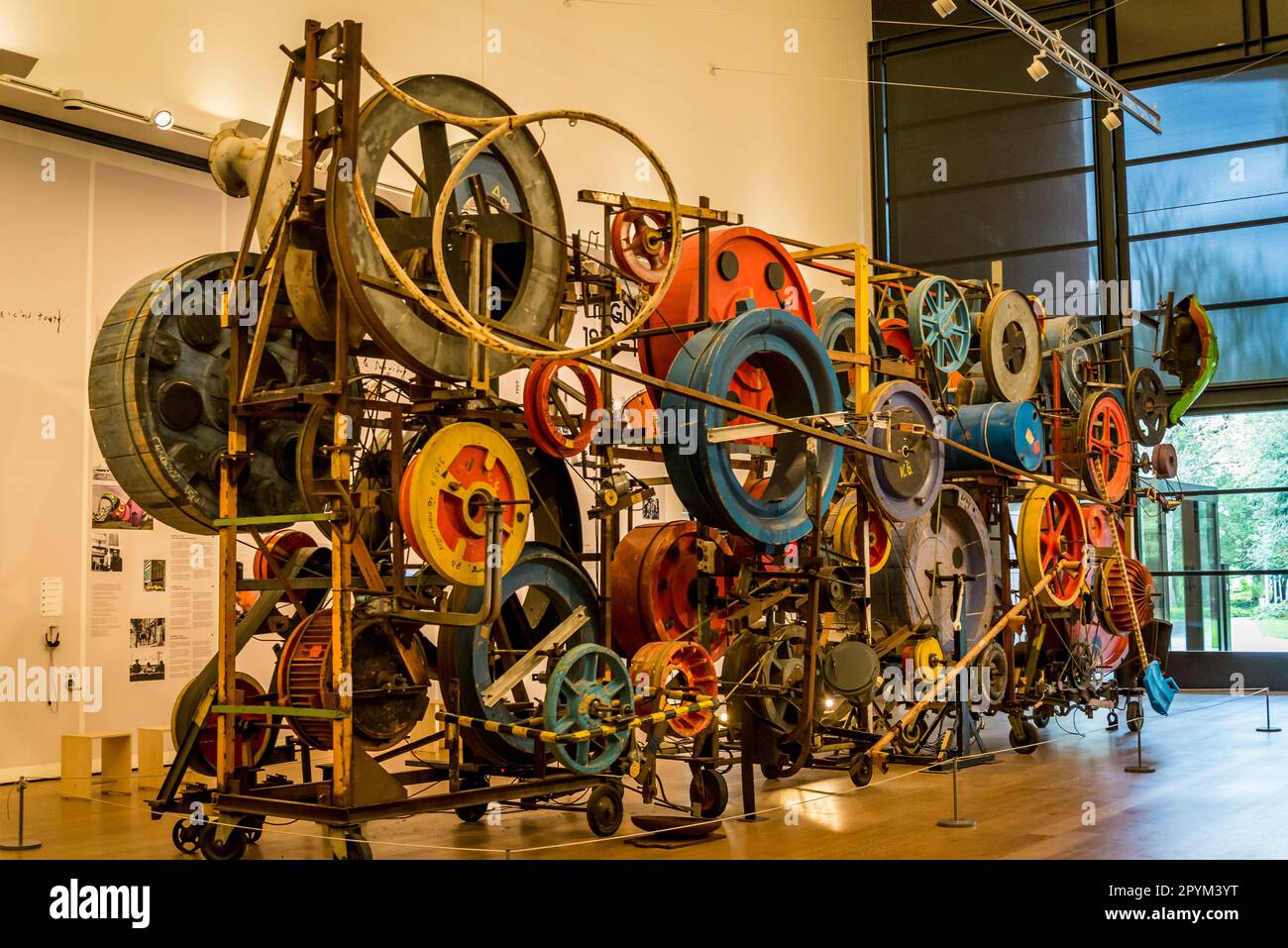 Il pittore e scultore svizzero Jean Tinguely's artwork nel Museo ...