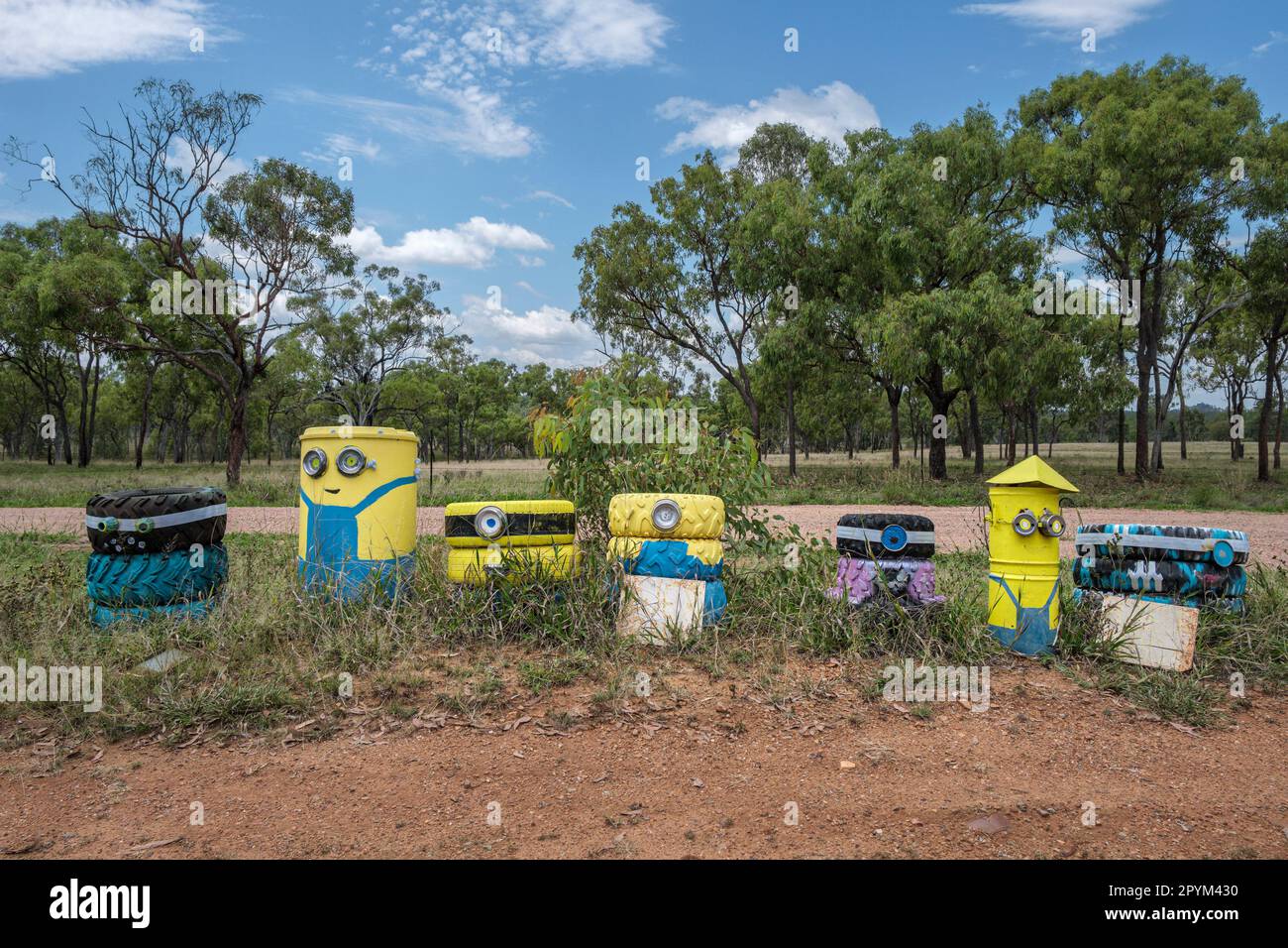 Servi fatti da vecchi tamburi di petrolio e pneumatici accanto alla Route 77 a Collinsville, Queensland, Australia Foto Stock