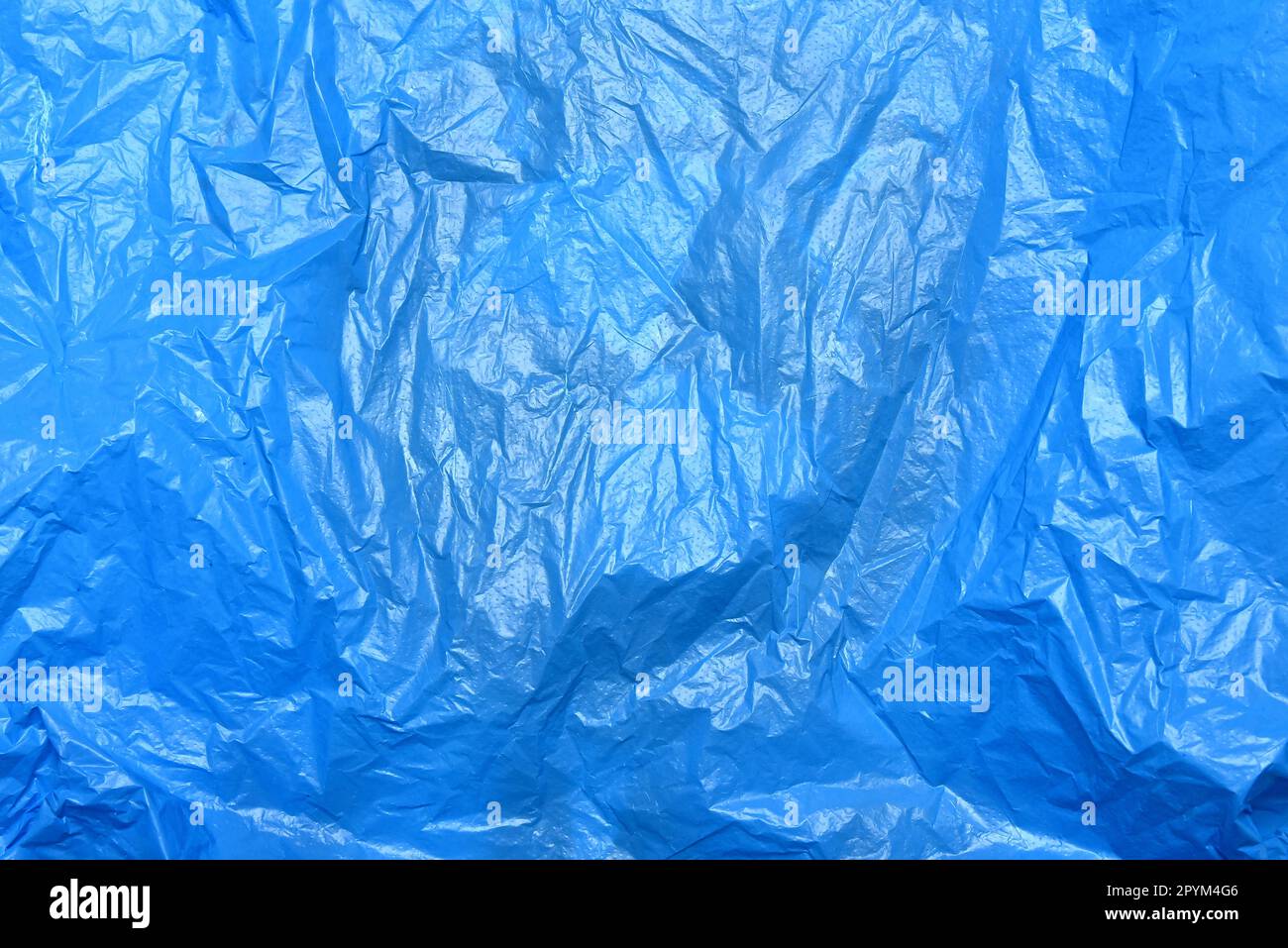 Sfondo della confezione riciclabile in polipropilene. Sfondo del pacchetto cellophane rugoso. Sacchetto di plastica blu stropicciato. Foto Stock