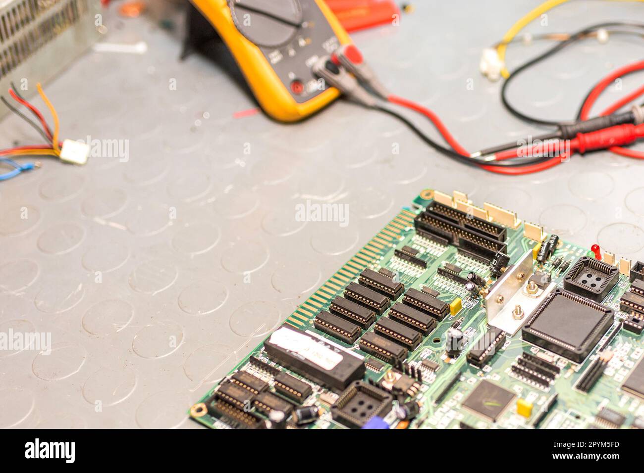 Un primo piano dei componenti elettronici su una scheda madre di un vecchio computer Foto Stock