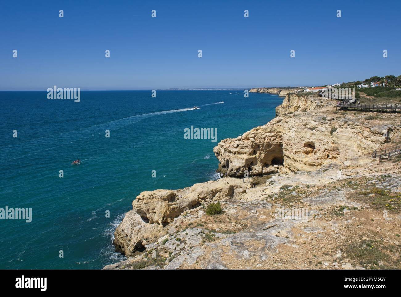 Carvoeiro, Portogallo - 11 aprile 2023: Paesaggi meravigliosi in Portogallo. Vista panoramica e colorata della costa di Carvoeiro nella regione dell'Algarve. Roccia gialla Foto Stock