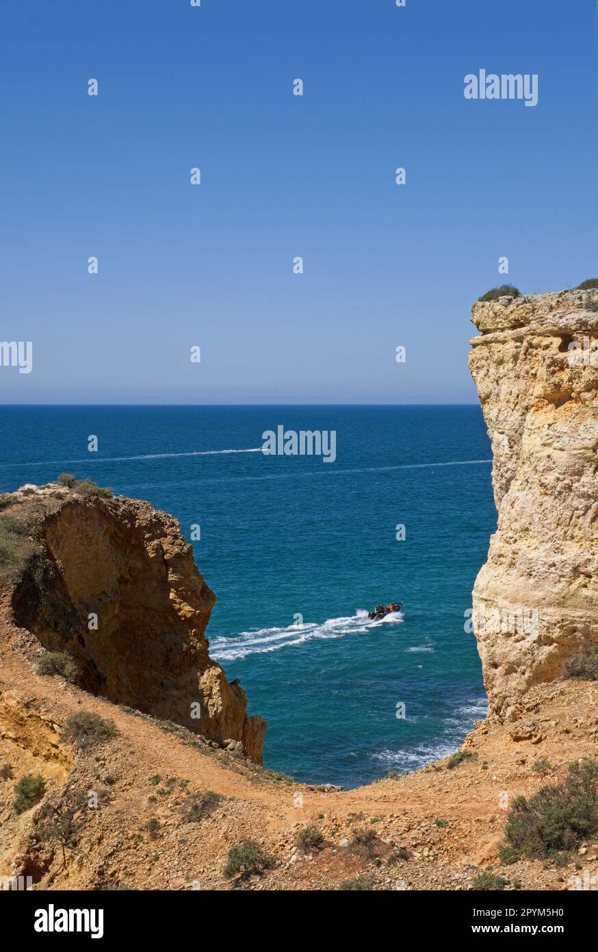 Carvoeiro, Portogallo - 11 aprile 2023: Paesaggi meravigliosi in Portogallo. Vista panoramica e colorata della costa di Carvoeiro nella regione dell'Algarve. Roccia gialla Foto Stock