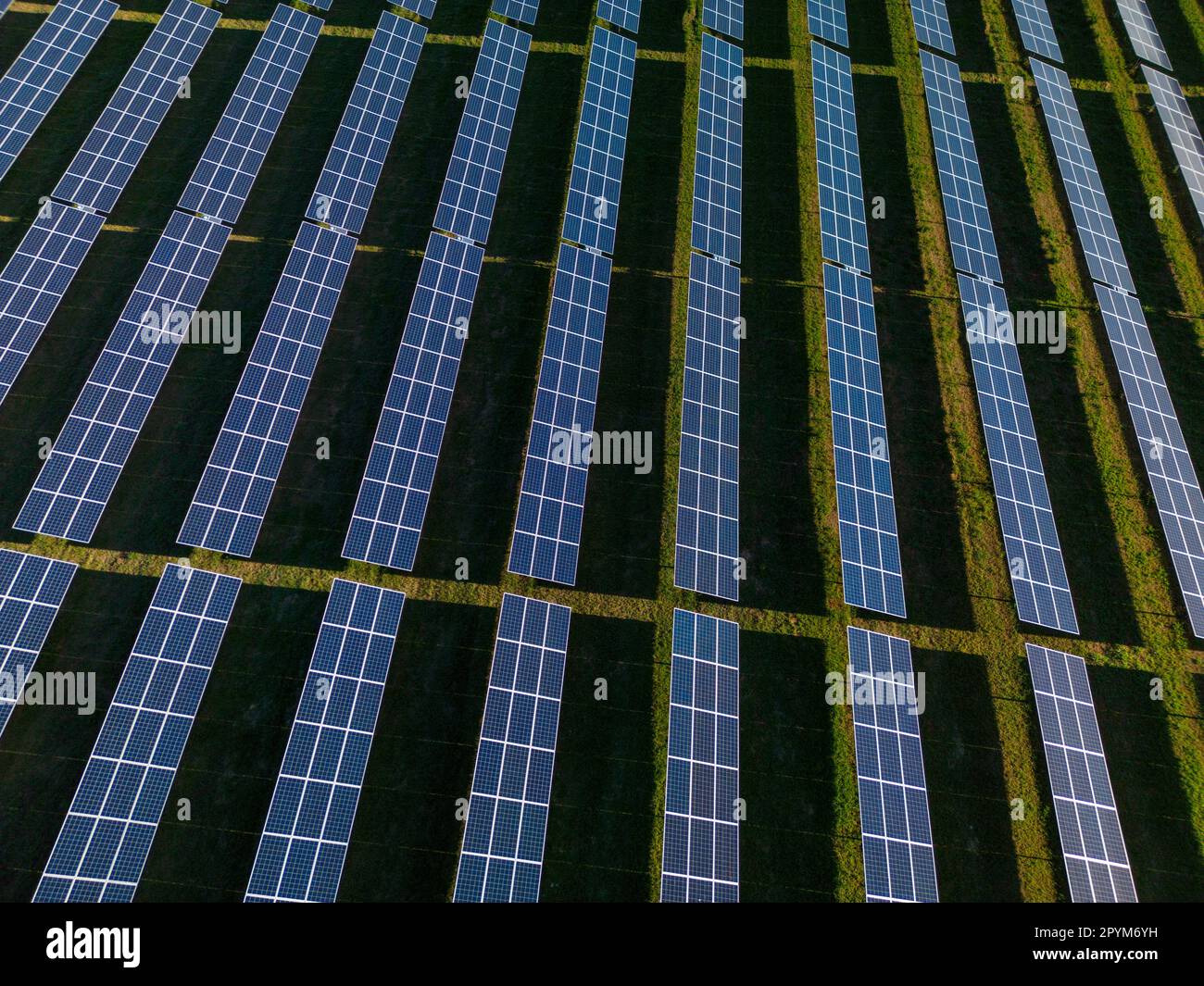 Vista aerea dei pannelli solari in una giornata di sole, verde fattoria di energia produzione di energia pulita - Foto Stock Foto Stock