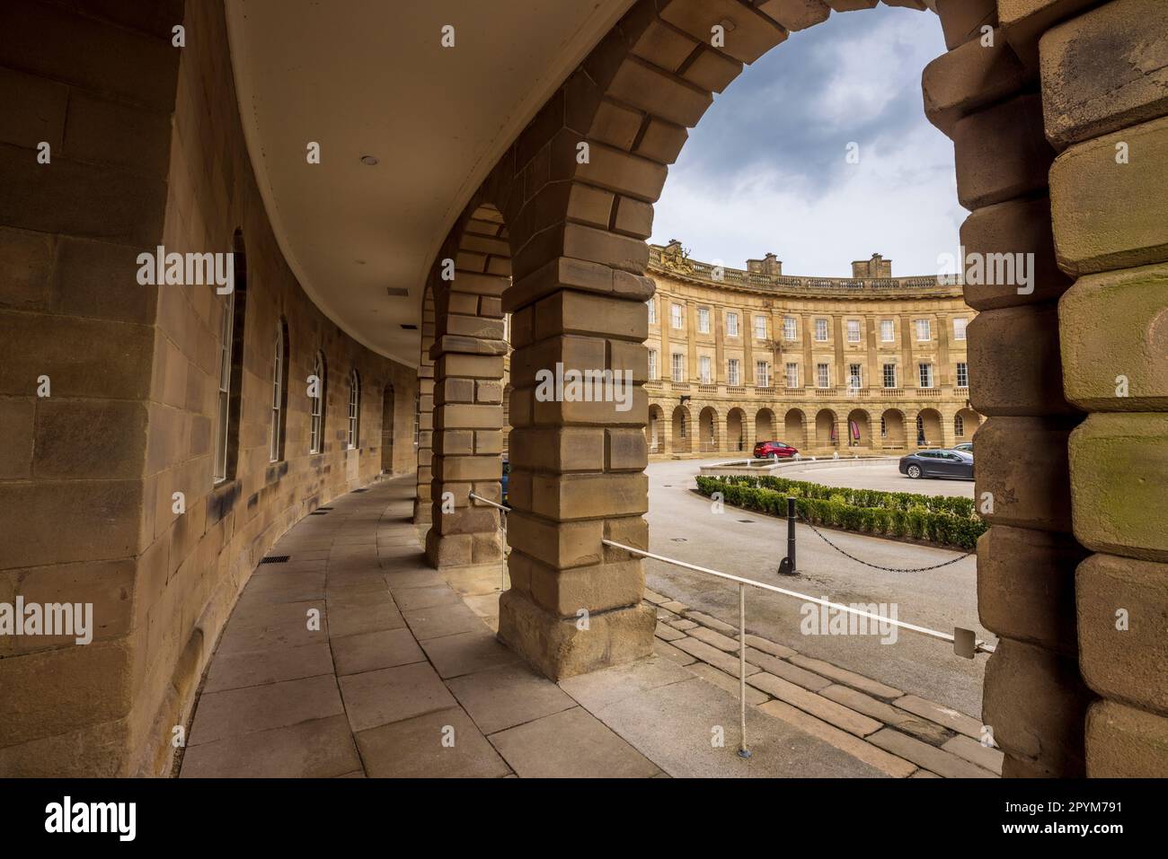 Attraverso gli archi della Crescent a Buxton, Derbyshire, Inghilterra Foto Stock