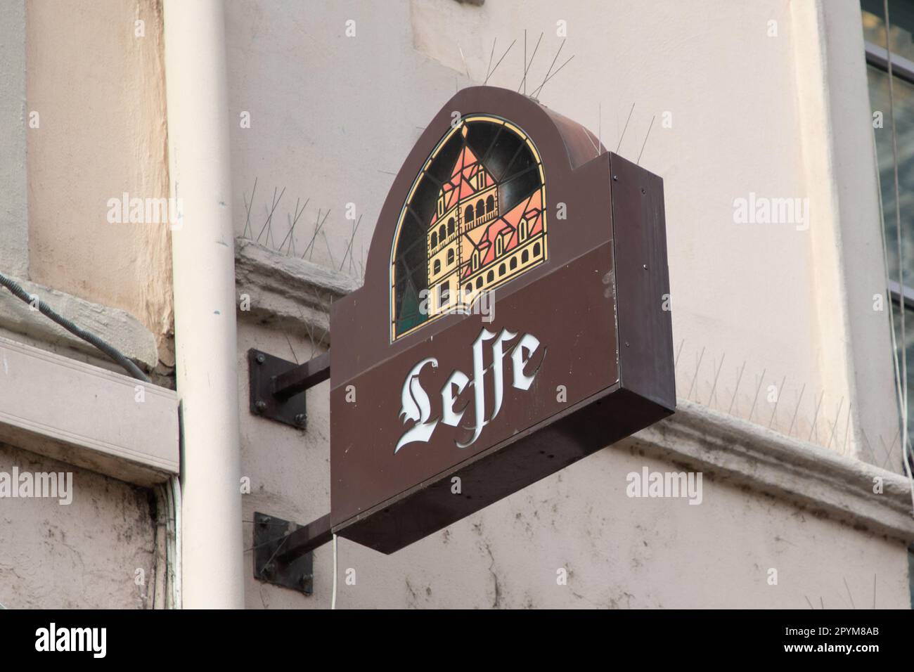 Bordeaux , Aquitaine France - 05 02 2023 : Leffe Belga segno di birra logo e il testo del marchio sulla parete ingresso bar ristorante facciata Foto Stock