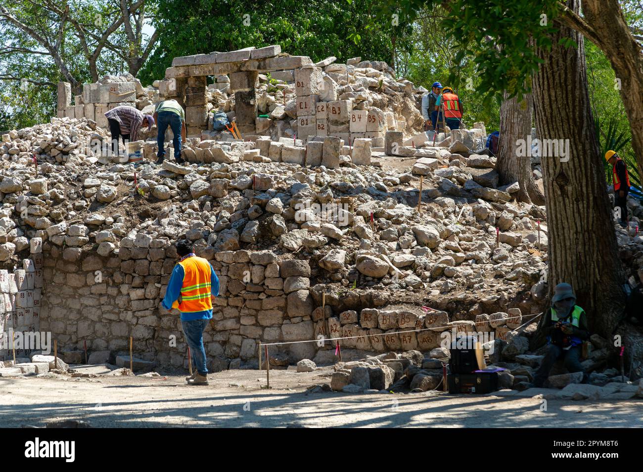 Archeologi al lavoro Chichen Itzá, rovine Maya, Yucatan, Messico Foto Stock