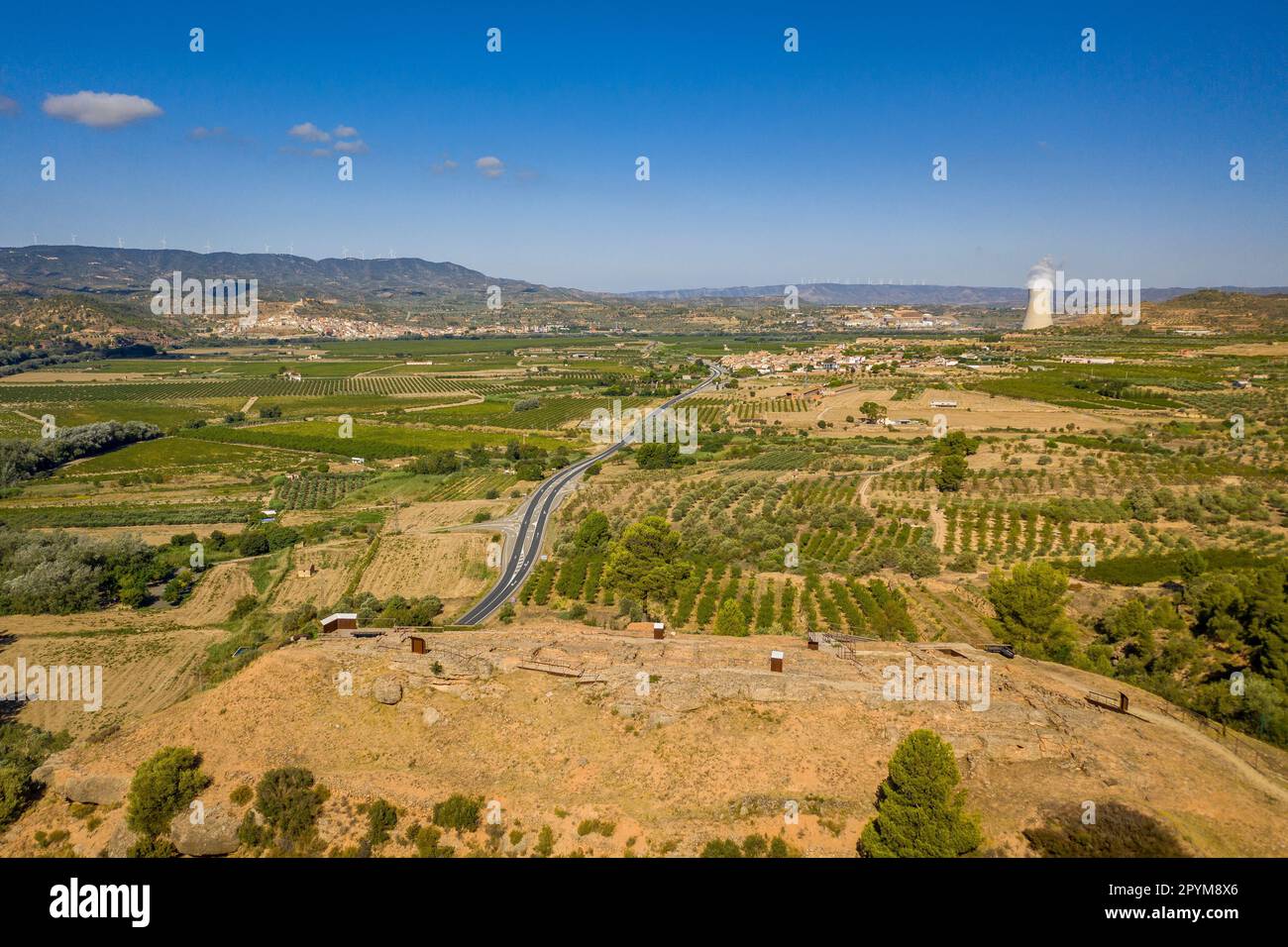 Veduta aerea della valle dell'Ebro dall'area dello stretto di Pas de l'ASE. Sullo sfondo, la centrale nucleare di Ascó. Tarragona Catalogna Spagna Foto Stock