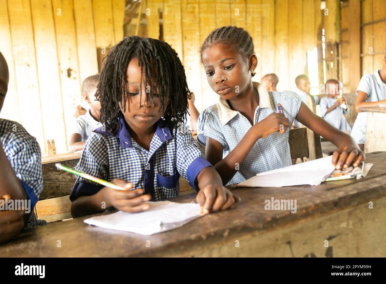 Ondo state, Nigeria - 2nd maggio 2023 - studenti che scrivono il loro corso alla scuola di Abereke nella comunità fluviale dello Stato Ondo. Foto Stock