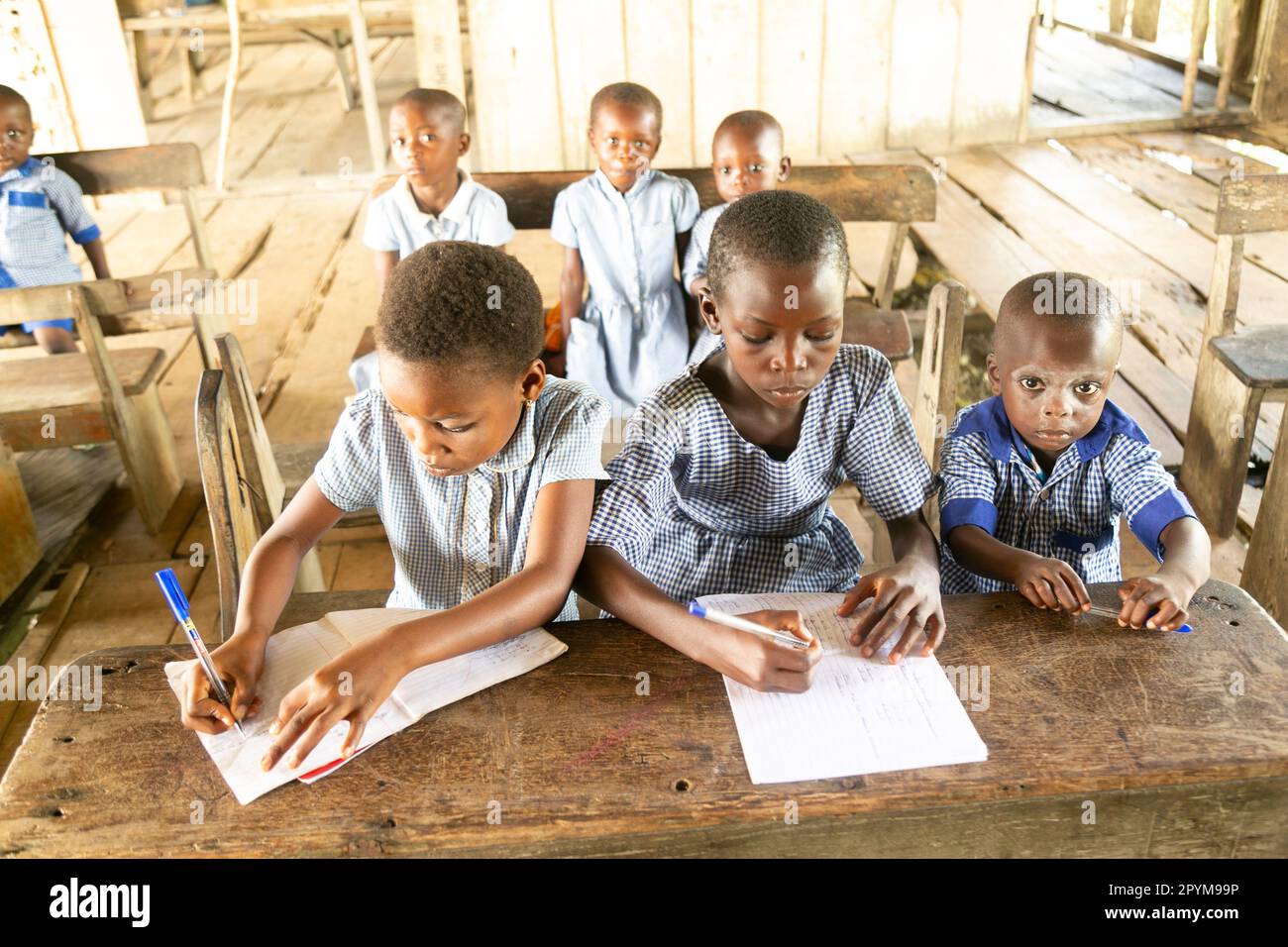 Ondo state, Nigeria - 2nd maggio 2023 - studenti che scrivono il loro corso alla scuola di Abereke nella comunità fluviale dello Stato Ondo. Foto Stock