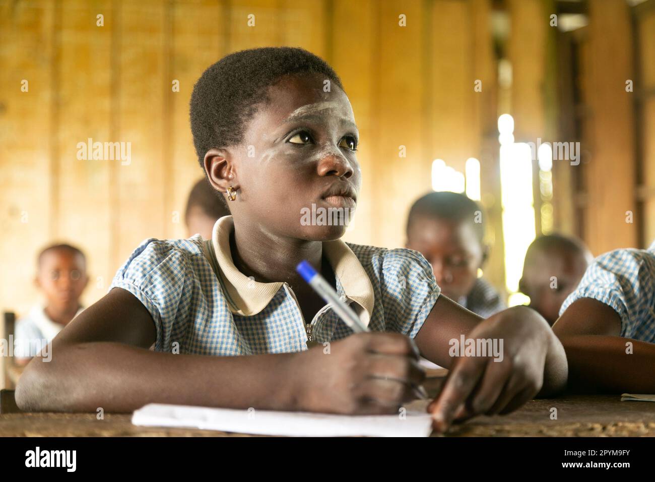 Ondo state, Nigeria - 2nd maggio 2023 - Una bambina che scrive il suo lavoro di classe con determinazione alla scuola di Abereke nella comunità fluviale dello Stato Ondo. Foto Stock