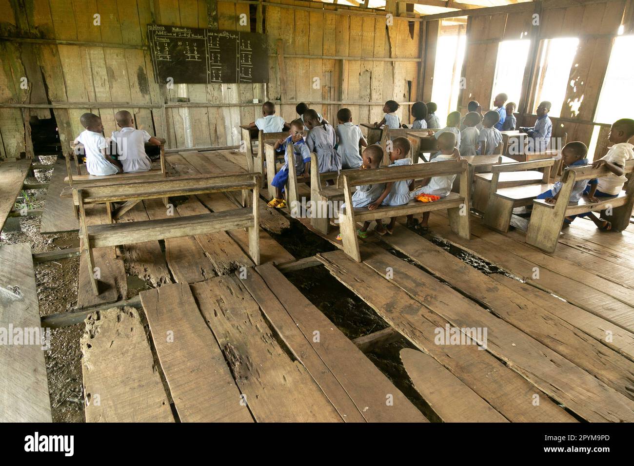 Ondo state, Nigeria - 2nd maggio 2023 - gli studenti scrivono nella loro classe fatiscente alla scuola di Abereke nella comunità di Ilaje dello Stato Ondo. Foto Stock