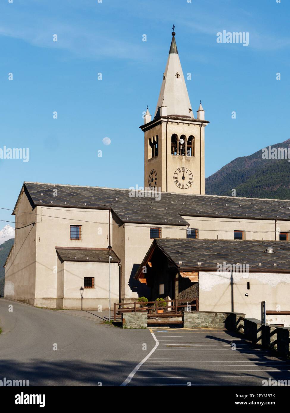 Chiesa di Diemoz accanto al percorso di pellegrinaggio della via Francigena (detto Camino a Roma) in primavera in Valle d'Aosta, NW Italia. Foto Stock