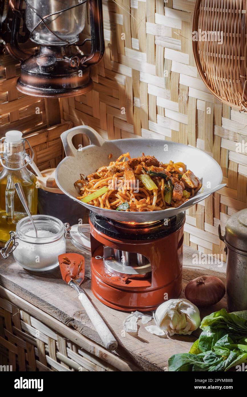 Cucina del Sud Est Asiatico noodle fritti o malese chiamato Mee goreng in una padella. Foto Stock