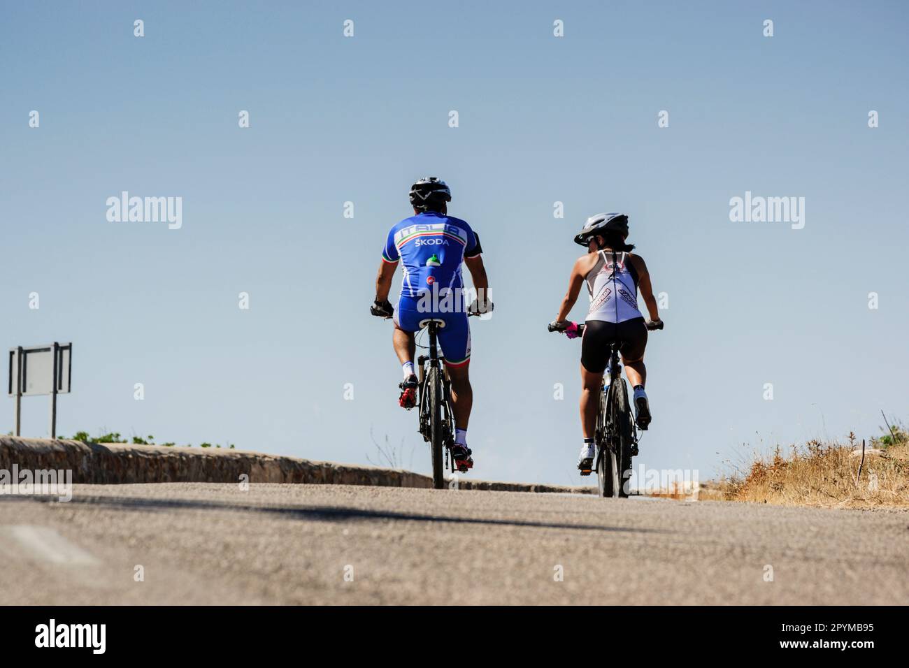 Ciclisti che scendono dal santuario di cura, Llucmajor, maiorca, isole baleari, spagna, europa Foto Stock