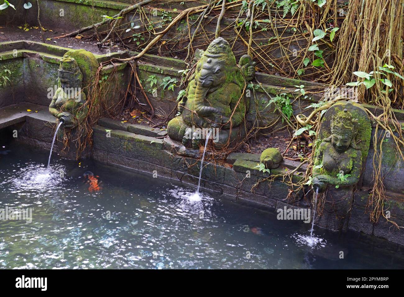 Figure di divinità come gargoyles, Tempio di Holy Spring, Foresta delle scimmie, Ubud, Bali, Indonesia, Tempio della Santa Primavera Foto Stock