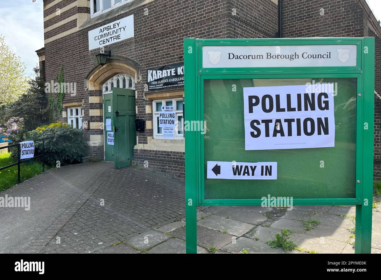 Ad Apsley si svolge un seggio elettorale in occasione delle elezioni del Consiglio di Dacorum Borough. Gli elettori si dirigeranno ai sondaggi giovedì in tutta l'Inghilterra nelle elezioni locali, che probabilmente saranno anche la serie finale di sondaggi prima delle prossime elezioni generali, Con i risultati che si prevede forniranno un'indicazione se il leader laburista Sir Keir Starmer potrebbe essere sulla strada da seguire per il n. 10. Data immagine: Giovedì 4 maggio 2023. Foto Stock