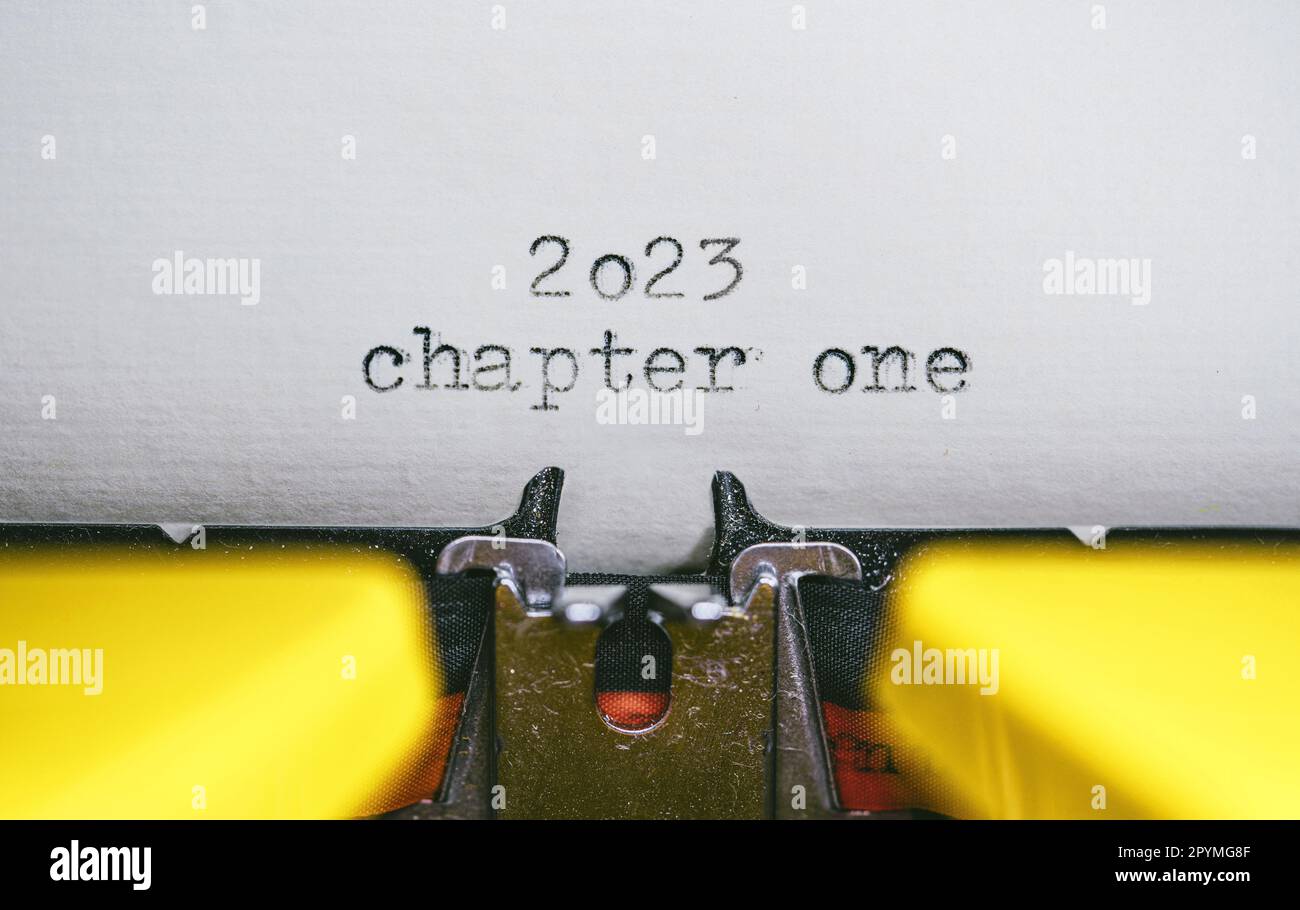 Vecchia macchina da scrivere con il seguente testo su carta - 2023 Capitolo uno. concetto di nuovo anno Foto Stock