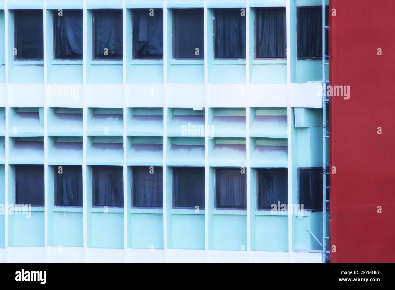 Alto sfondo dell'edificio, lato dell'edificio con sfumature blu per il design nel vostro concetto di sfondo lavorativo. Foto Stock
