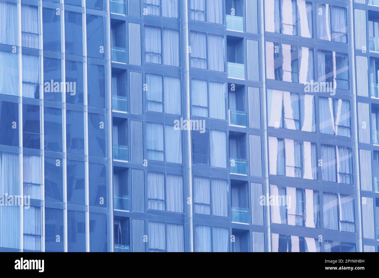 Alto sfondo dell'edificio, lato dell'edificio con sfumature blu per il design nel vostro concetto di sfondo lavorativo. Foto Stock
