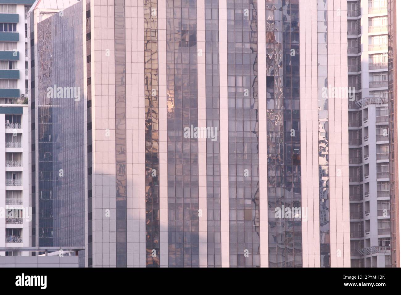 Alto sfondo dell'edificio, lato dell'edificio con finestre e porte per il design nel vostro concetto di sfondo di lavoro. Foto Stock